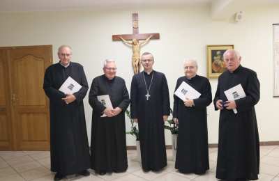 Bp Bryl wręczył kapłanom podziękowania za służbę w Kościele kaliskim
