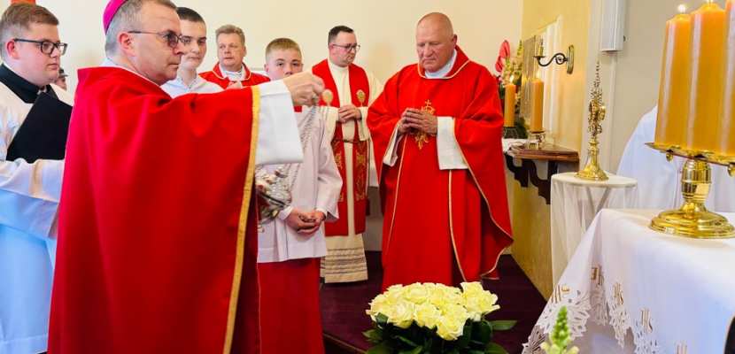 Wprowadzenie relikwii bł. bp. Michała Kozala do kaplicy w Żydowie