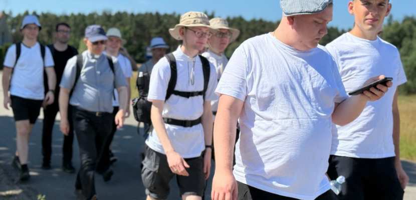 Bp Bryl pielgrzymował pieszo z klerykami na Górę Krzyża Jubileuszowego