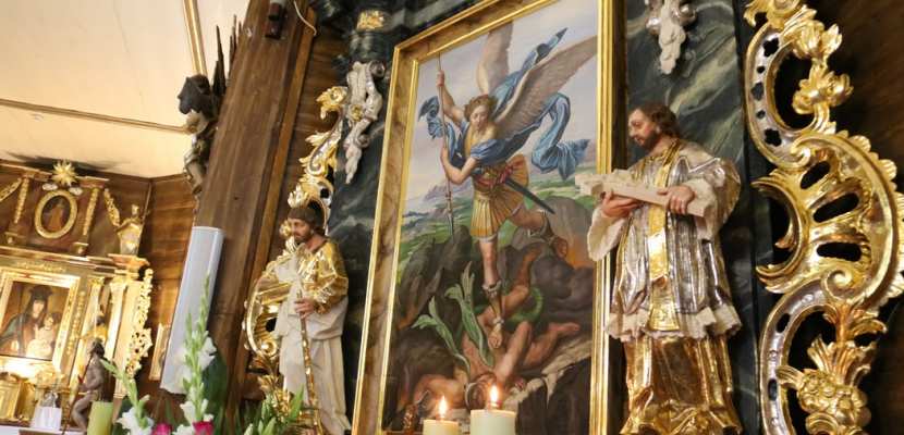 Bp Damian Bryl poświęcił odnowiony ołtarz w parafii pw. św. Michała Archanioła w Szczurach