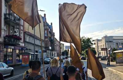 Grupa brązowa z Ostrowa Wlkp. z każdym krokiem coraz bliżej Jasnej Góry - krok, krok, za krokiem krok