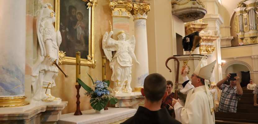 Renowacja i poświęcenie ołtarzy bocznych w Kobylinie