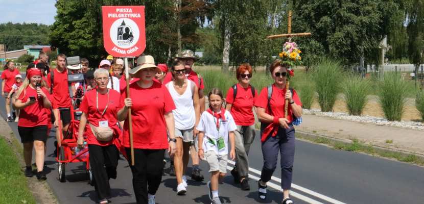 Grupa czerwona z Koźmina Wielkopolskiego wędruje już do Jasnogórskiej Pani