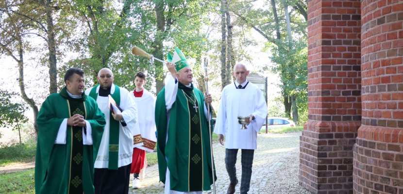 Biskup Łukasz Buzun poświęcił odnowioną elewacje kościoła św. Wojciecha w Rojowie