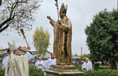 Bp Bryl poświęcił figurę św. Jana Pawła II przed Domem Księży Emerytów