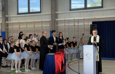 Poświęcenie hali sportowej przy Zespole Szkół Sióstr Salezjanek w Ostrowie Wielkopolskim