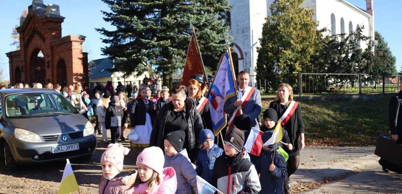 Nadanie imienia św. Jana Pawła II szkole w Roszkowicach