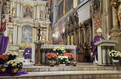 Biskup Bryl modlił się za zmarłych biskupów