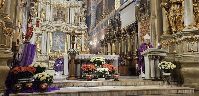 Biskup Bryl modlił się za zmarłych biskupów