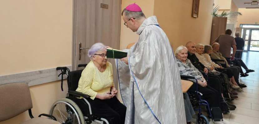 Bp Bryl spotkał się z mieszkańcami Domu Pomocy Społecznej w Złoczewie