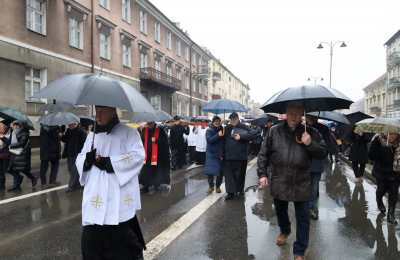 Bp Damian Bryl przewodniczył nabożeństwu drogi krzyżowej ulicami Kalisza