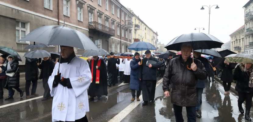 Bp Damian Bryl przewodniczył nabożeństwu drogi krzyżowej ulicami Kalisza