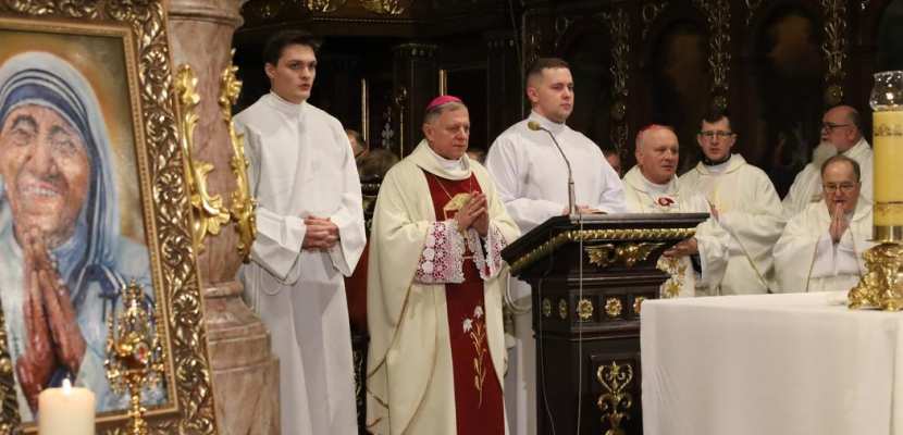 U św. Józefa z konsekrowanymi w intencji rodzin i obrony życia