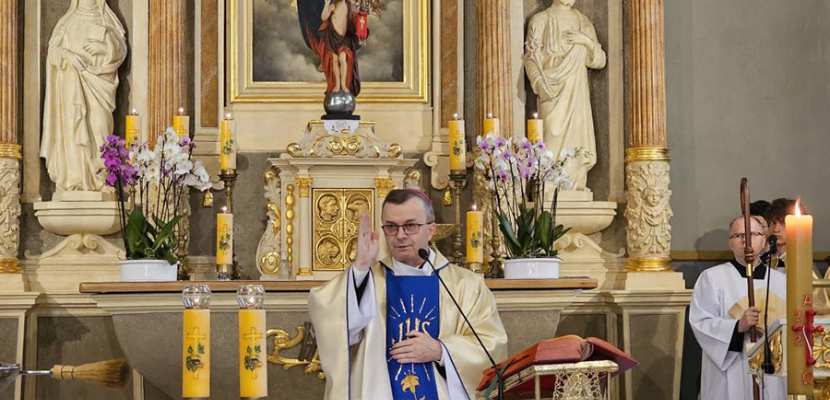 Biskup kaliski poświęcił odnowioną trzynastowieczną świątynię w Sobótce