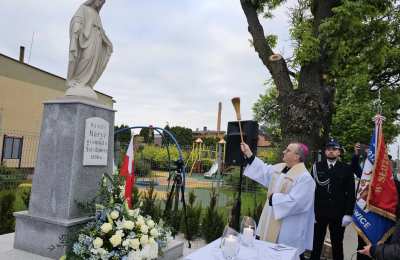 Bp Bryl poświęcił odnowioną figurę Matki Bożej Niepokalanej