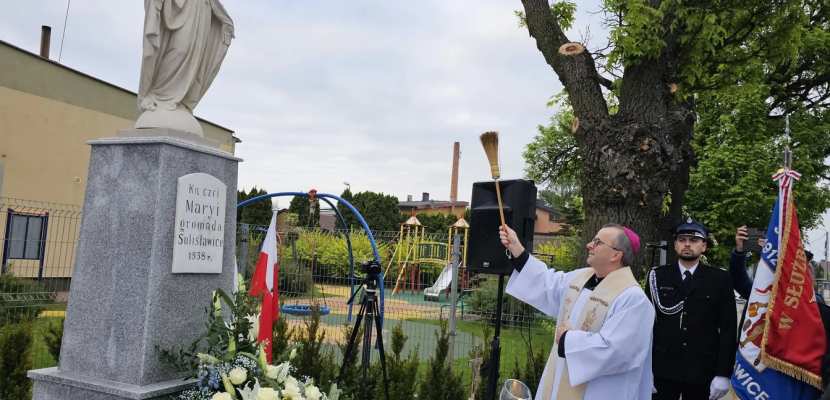 Bp Bryl poświęcił odnowioną figurę Matki Bożej Niepokalanej