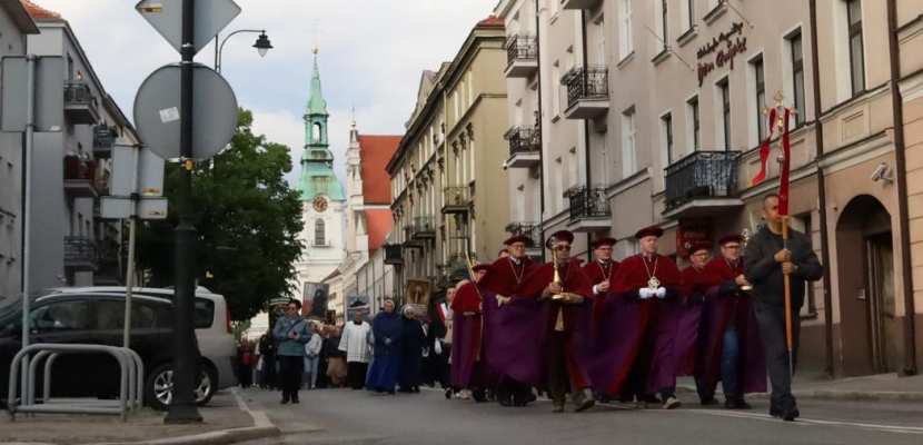 Ulicami Kalisza przeszła procesja różańcowa w intencji Ojczyzny z relikwiami św. Andrzeja Boboli