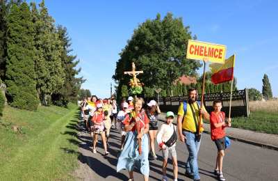 120 osób pielgrzymuje na Jasną Górę z grupą żółto-czerwoną z Chełmc