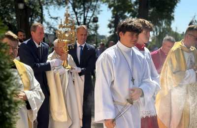 Abp Marek Jędraszewski na sumie odpustowej ku czci Matki Bożej w Skalmierzycach