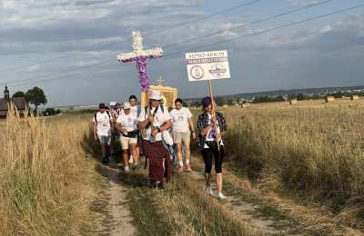Grupa biało-fioletowa z Kępna i Bralina pielgrzymuje do Maryi!