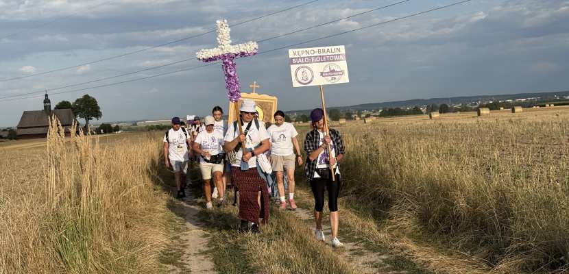 Grupa biało-fioletowa z Kępna i Bralina pielgrzymuje do Maryi!