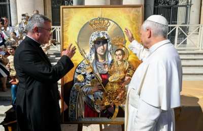 Leon XIV pobłogosławił sukienkę dla obrazu Matki Bożej Skalmierzyckiej