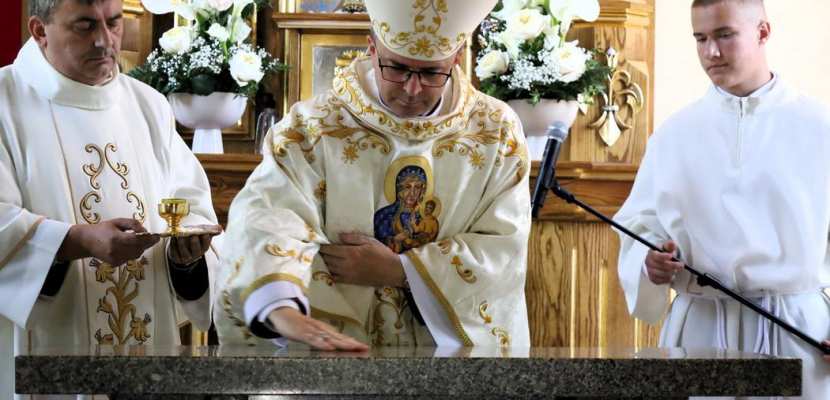 Uroczystość poświęcenia kościoła Matki Boskiej Częstochowskiej w Grabówce